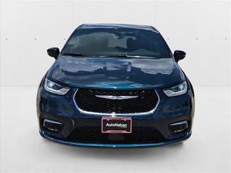 New 2025 Chrysler Pacifica Select video 2