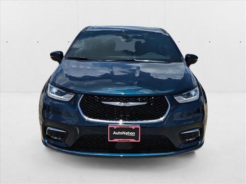 New 2025 Chrysler Pacifica Select image 2