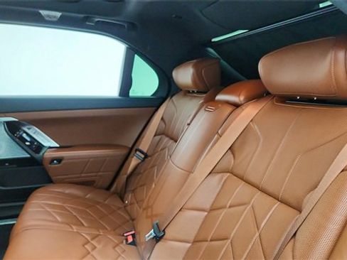 Used 2023 BMW i7 xDrive60 image 30