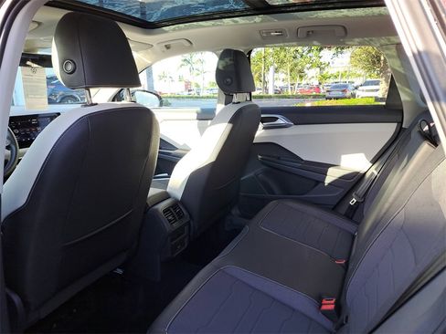 Certified 2025 Volkswagen Taos SE w/ Panoramic Sunroof Package image 8