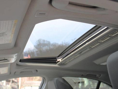 Used 2016 BMW 320i xDrive Sedan image 15