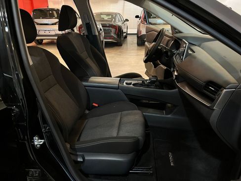 Used 2025 Nissan Rogue SV image 37