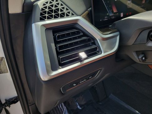 Used 2024 BMW X7 xDrive40i w/ Premium Package AWD/4WD image 24