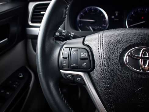 Used 2016 Toyota Highlander XLE image 19