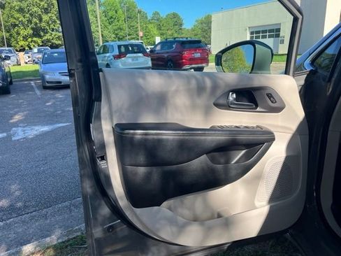 Used 2022 Chrysler Pacifica Touring-L FWD image 14