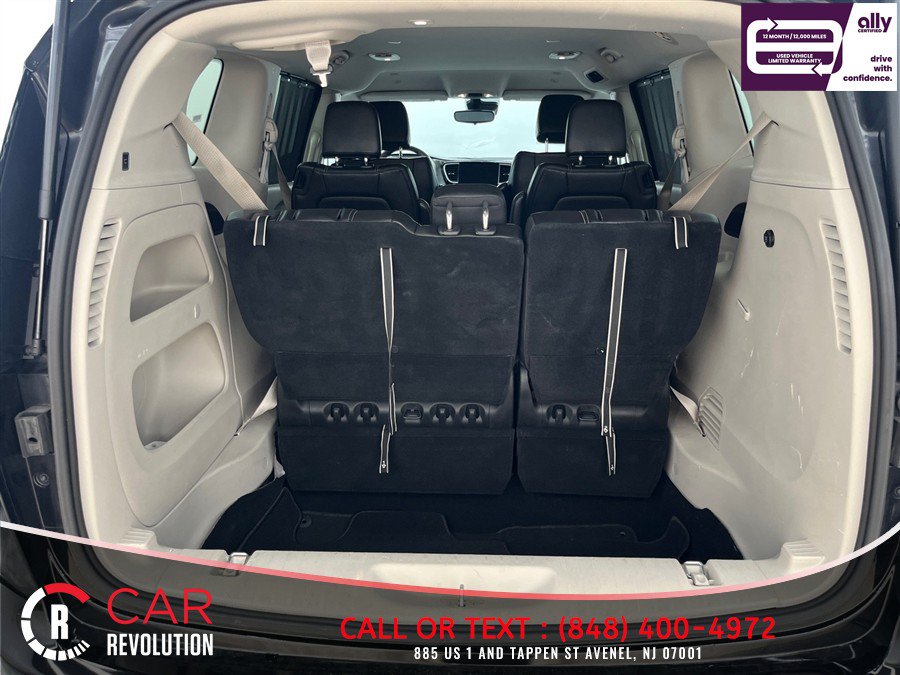 Used 2023 Chrysler Pacifica Touring-L FWD image 8