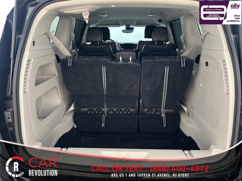 Used 2023 Chrysler Pacifica Touring-L FWD image 8