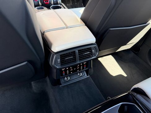 Used 2019 Lamborghini Urus AWD/4WD image 34