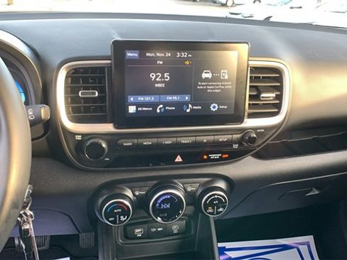 Used 2023 Hyundai Venue SEL image 15