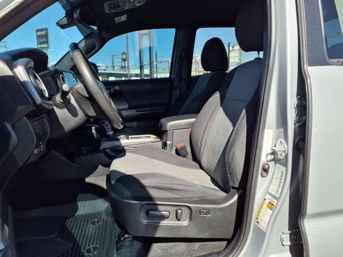 Used 2021 Toyota Tacoma TRD Off-Road image 11