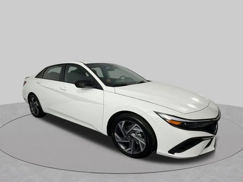 Used 2025 Hyundai Elantra SEL FWD image 2