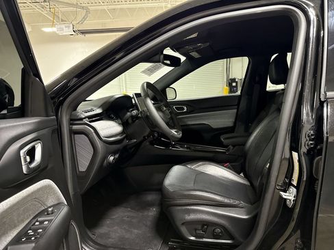 Used 2023 Jeep Compass Latitude AWD/4WD image 19