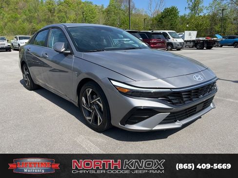 Used 2025 Hyundai Elantra SEL image 2