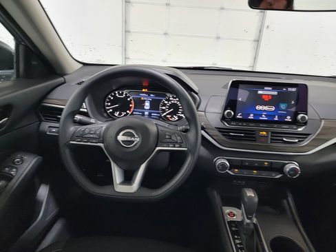 Used 2025 Nissan Altima 2.5 SV FWD image 12