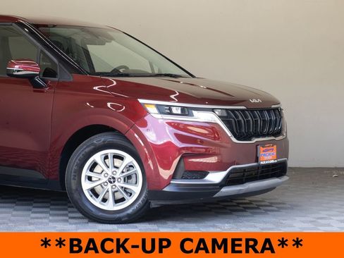 Used 2024 Kia Carnival LX FWD image 3