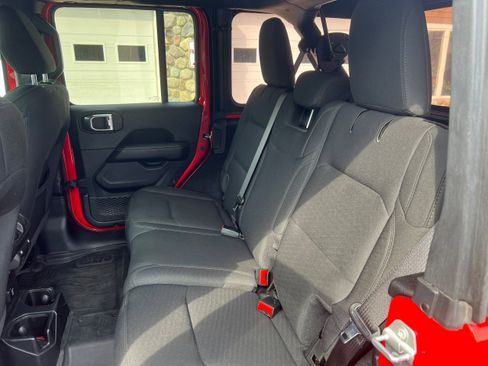 Used 2020 Jeep Wrangler Unlimited Sahara image 10