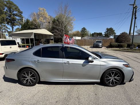 Used 2021 Toyota Camry SE FWD image 4