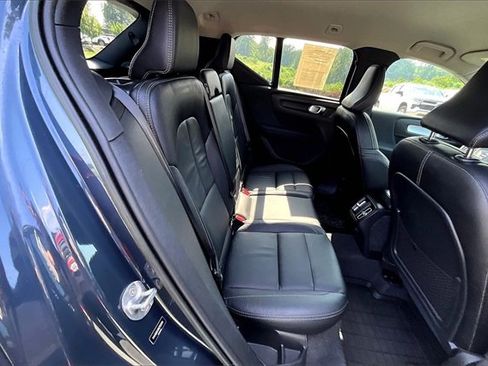 Used 2022 Volvo XC40 T5 Momentum image 24