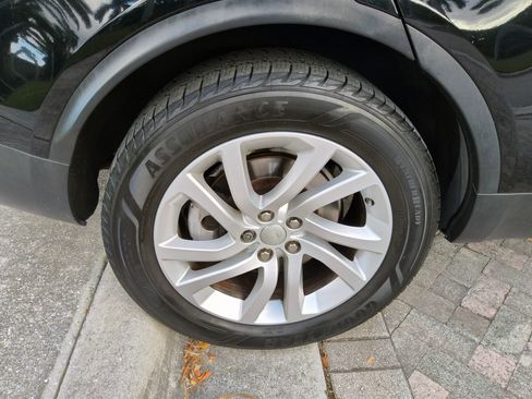 Used 2017 Land Rover Discovery HSE image 46