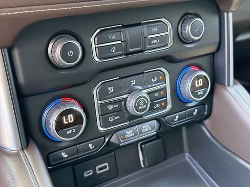 Used 2022 Chevrolet Tahoe Z71 w/ Luxury Package image 18