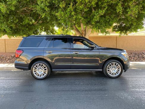 Used 2024 Ford Expedition Limited AWD/4WD image 4
