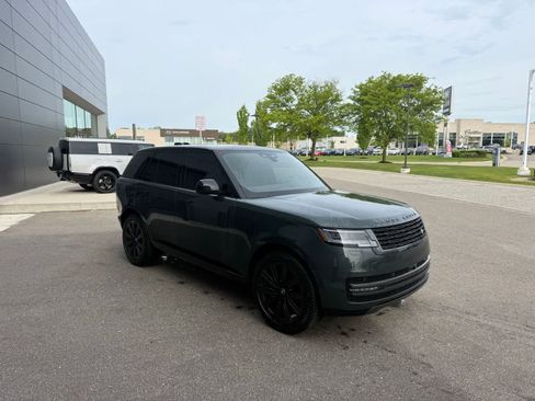 Used 2025 Land Rover Range Rover SE AWD/4WD image 4