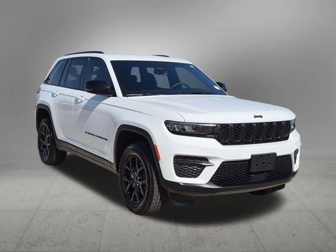 Used 2025 Jeep Grand Cherokee Altitude RWD image 8