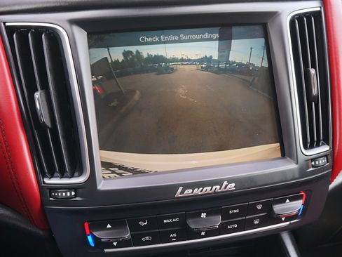 Used 2017 Maserati Levante w/ Luxury Package AWD/4WD image 25