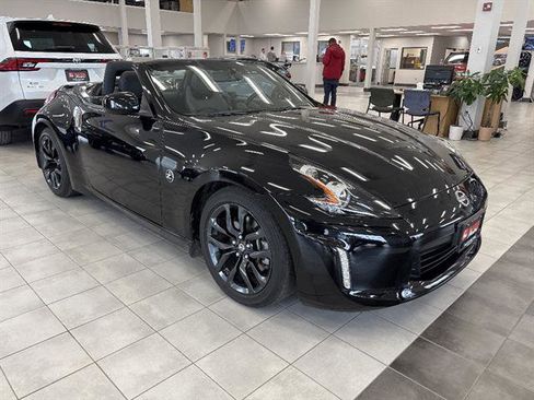 Used 2018 Nissan 370Z Touring RWD image 5