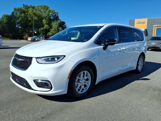 Used 2024 Chrysler Pacifica Touring-L FWD image 11