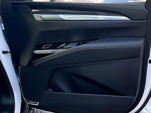 Certified 2025 Cadillac Escalade ESV V image 29