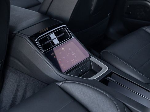 Certified 2025 Porsche Panamera image 34