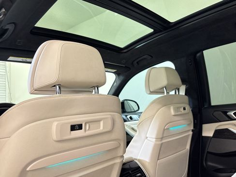 Used 2021 BMW X7 M50i w/ Dynamic Handling Package image 32