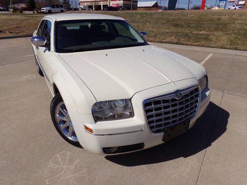 Used 2010 Chrysler 300 Touring image 10