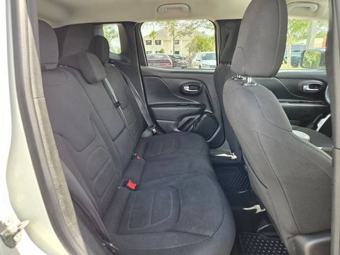 Certified 2022 Jeep Renegade Latitude w/ Convenience Group AWD/4WD image 18