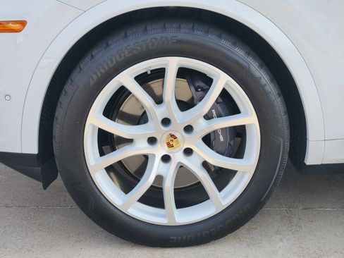 Used 2024 Porsche Cayenne image 9