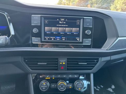 Used 2023 Volkswagen Jetta SE w/ Panoramic Sunroof Package image 18