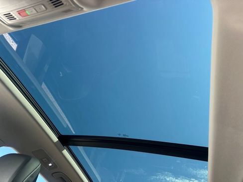 Used 2023 Volkswagen Tiguan SE w/ Panoramic Sunroof Package FWD image 15