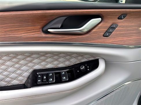 Used 2022 Jeep Grand Cherokee Summit w/ Luxury Tech Group V image 19