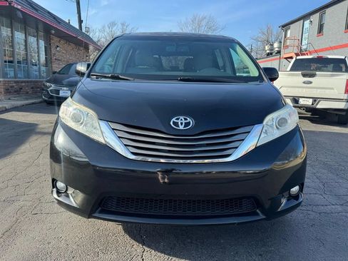 Used 2013 Toyota Sienna XLE image 2