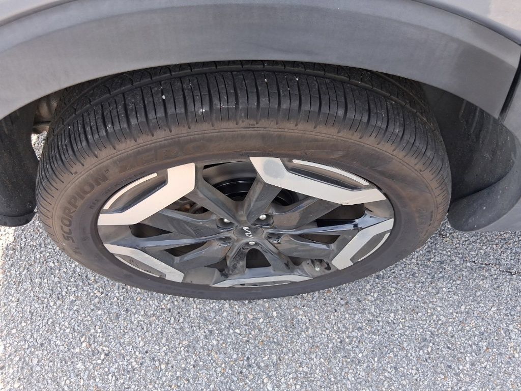 Certified 2023 Kia Telluride EX w/ EX Captain's Chair Package FWD image 16