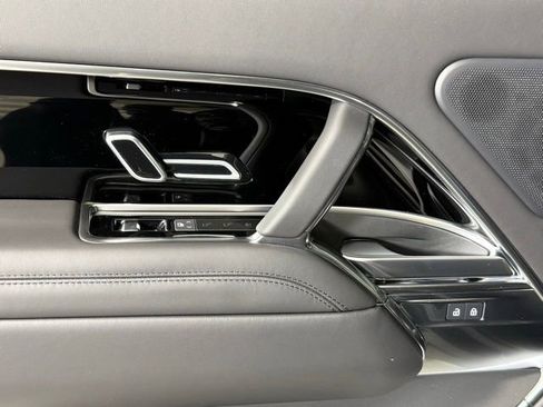 Used 2025 Land Rover Range Rover SE image 21