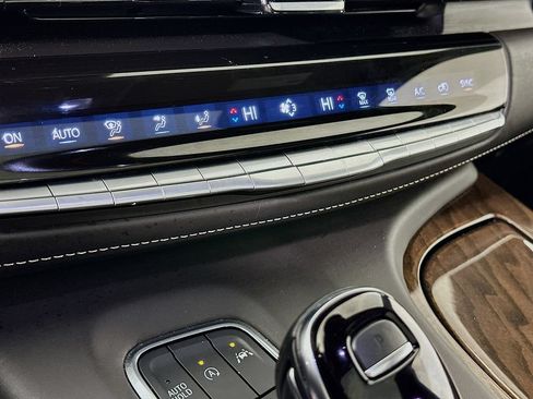 Used 2023 Cadillac Escalade ESV Premium Luxury Platinum AWD/4WD image 19