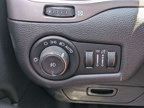 Used 2019 Jeep Cherokee Latitude Plus AWD/4WD image 24