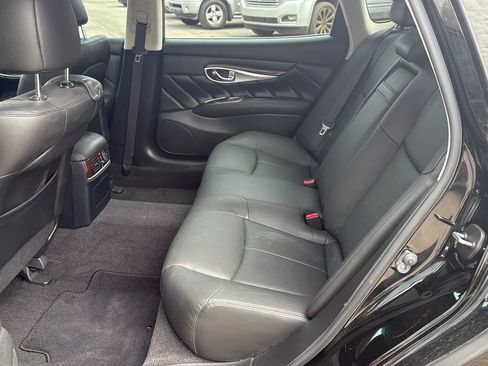 Used 2017 INFINITI Q70 L 3.7 image 25