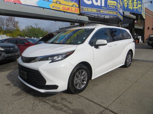 Used 2025 Toyota Sienna LE image 6