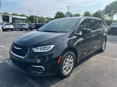 Used 2025 Chrysler Pacifica Select FWD image 1