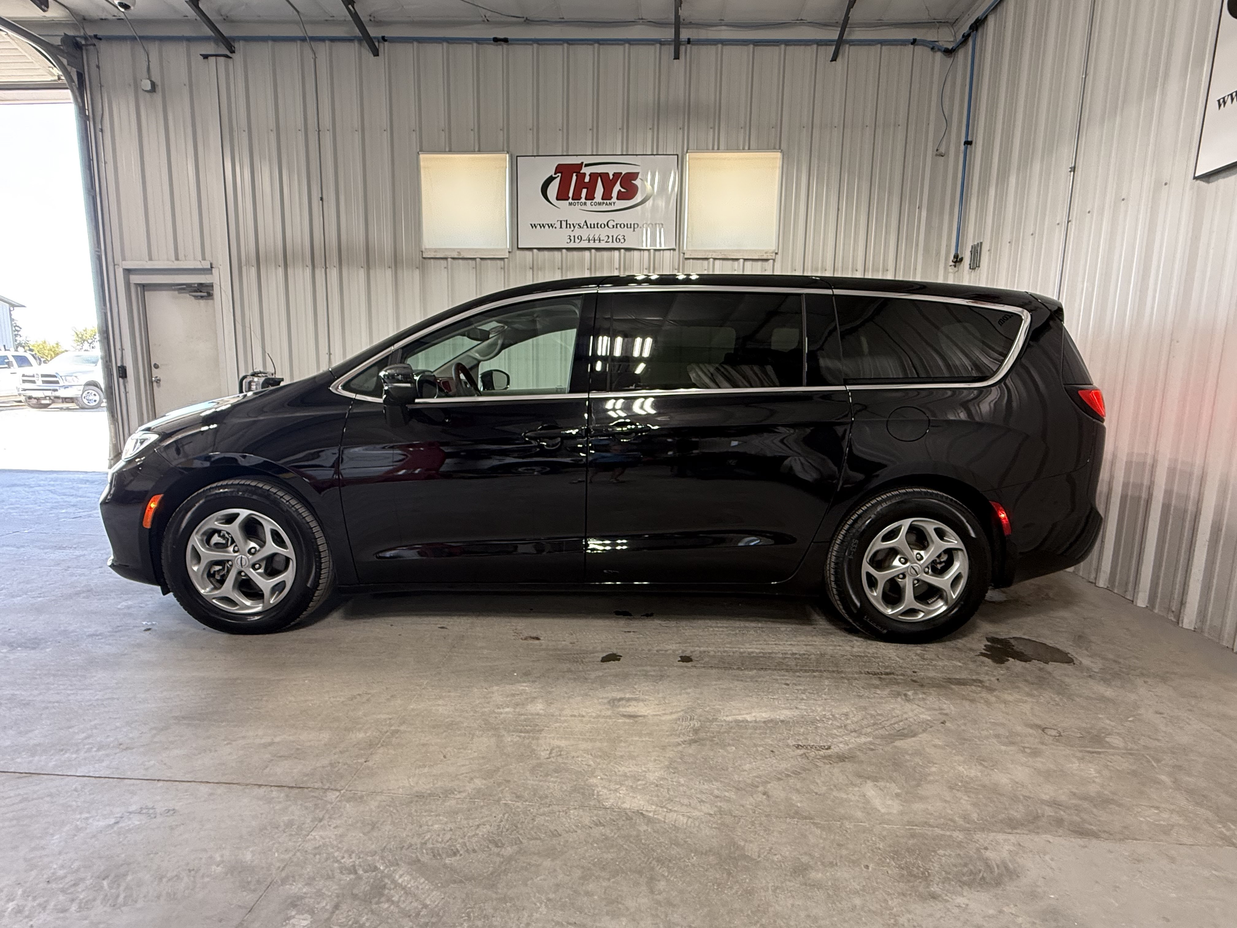 Used 2024 Chrysler Pacifica Limited w/ Trailer Tow Group FWD image 13