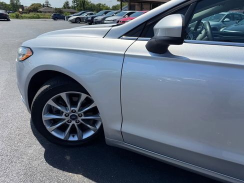 Used 2017 Ford Fusion SE w/ Fusion SE Technology Package image 43