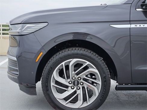 New 2025 Lincoln Navigator Reserve image 9
